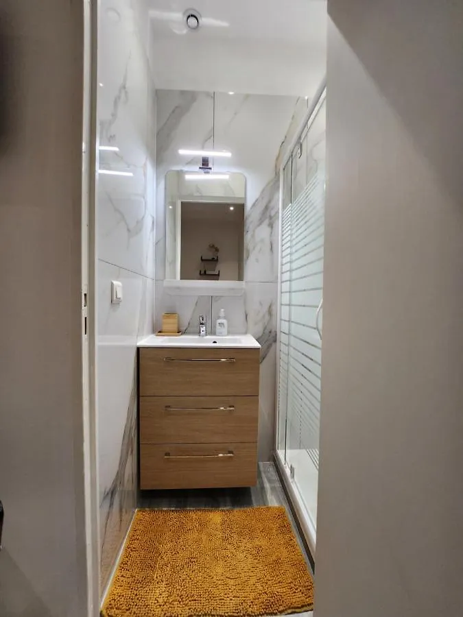Appartement Studio Climatise Avec Cour Prive En Rez-De-Chaussee Centre Historique Avignon